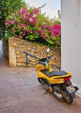 Bodrum, Türkiye - 2 Mayıs 2018: Yunanistan 'ın Rodos kentindeki taş ev