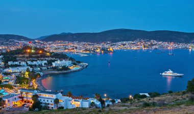 Körfeze ve Türkiye 'nin Bodrum kentinin gece manzarası