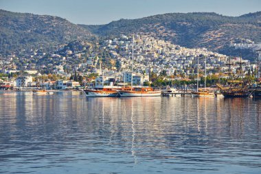 Türkiye 'nin Bodrum ilçesinde Gumusluk Bodrum Marina, yelkenli tekneler ve yatlar görülüyor. Ege Denizi kıyısı ve kıyılarında yatlar ve tekneler var.