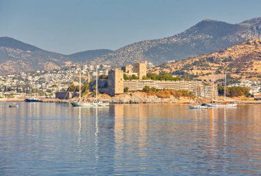 Plajdan Bodrum Kalesi manzarası. Bodrum Türkiye 'de daha popüler bir turizm beldesi.
