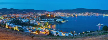 Körfeze ve Türkiye 'nin Bodrum kentinin gece manzarası