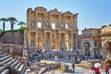 EPHESUS, TURKEY - 26 Nisan 2018: Ephesus 'taki Cicero kütüphanesinin kalıntıları.