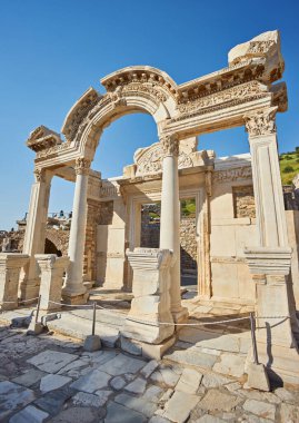 Türkiye 'nin İzmir ilinin Selçuk ilçesine bağlı Efes kentindeki Hadrian tapınağı.