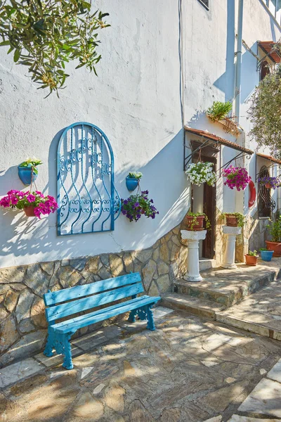 Klasyczny Widok Greckiego Niebieskiego Okna Białej Ścianie Stołem Kawowym Krzesłami — Zdjęcie stockowe