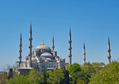 İstanbul 'daki Mavi Cami veya Sultanahmet Camii. Yazın güzel Mavi Cami manzarası. İstanbul 'un eski merkezindeki ünlü tarihi caminin güzel manzarası..