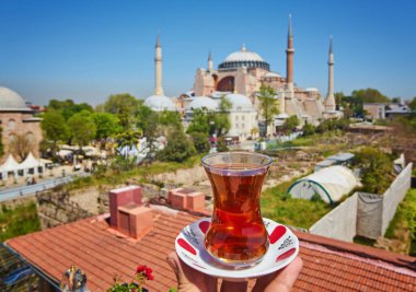 Ayasofya Müzesi 'nin arka planına karşı bir fincan Türk çayı. İstanbul
