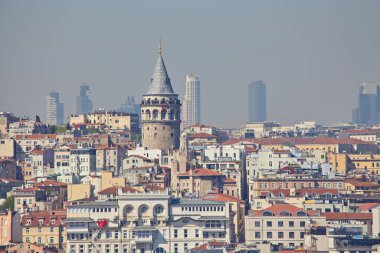 İstanbul 'da tarihi ve modern binaları olan Süleyman Camii' nin bahçesinden galata kulesi, şehir manzarası ve İstanbul manzarası. İstanbul, Trkey