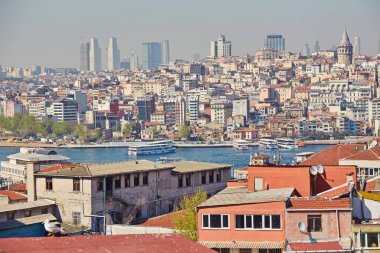 İstanbul, Türkiye 'nin panoramik manzarası. Süleyman Kompleksi 'nin kubbe ve bacalarından İstanbul