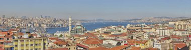 İstanbul, Türkiye 'nin panoramik manzarası. Süleyman Kompleksi 'nin kubbe ve bacalarından İstanbul