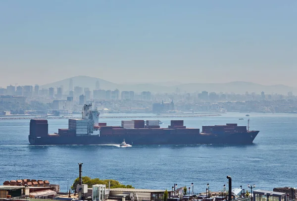 Navio Porta Contentores Totalmente Carregado Que Atravessa Bosprus Istambul — Fotografia de Stock