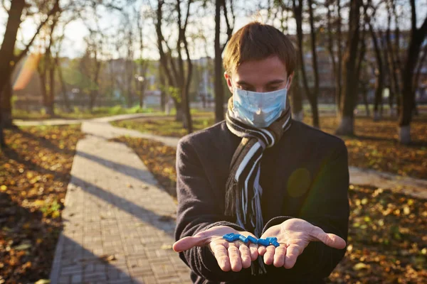 Kille Medicinsk Mask Håller Fram Sina Händer Med Piller Till — Stockfoto