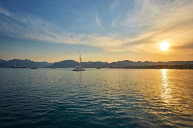 Marmaris, Türkiye 'de tekne, yat, yelkenli ve körfez manzaralı güzel Panoramik Havacılık manzarası. Yat limanında, denizde, şehirde, dağlarda tekneleri olan renkli manzaralar