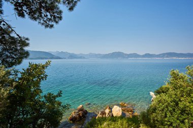 Marmaris Körfezi 'ndeki Rocky Dağı Adaları. Mavi gökyüzü ile deniz manzarası.