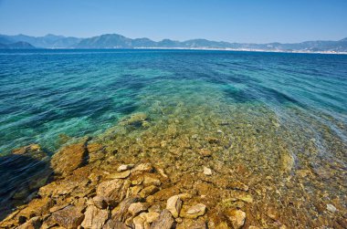 Marmaris Körfezi 'ndeki Rocky Dağı Adaları. Mavi gökyüzü ile deniz manzarası.