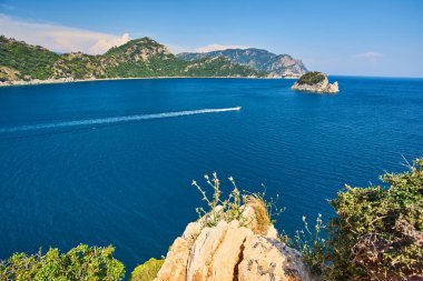 Ege 'de Marmaris yakınlarındaki Kamelya Adası, Mavi Göl ve Kayalık Dağlar Seyahat Tatili, Türkiye