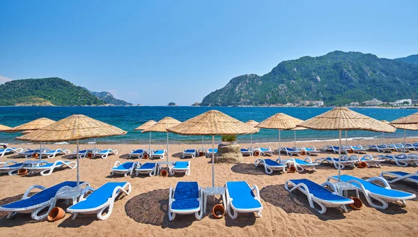 Sandstrand Utan Människor Och Med Solstolar Parasoller Palmer Marmaris Turkiet — Stockfoto