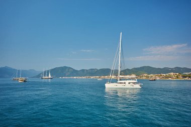 Güzel mavi denizde beyaz yatlar, seyahat, dinlenme ve tatil konsepti. Ege Denizi, Türkiye, Bodrum ve Marmaris yakınlarında