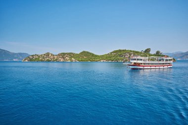 Marmaris, Türkiye 'deki körfezden ayrılan gemi