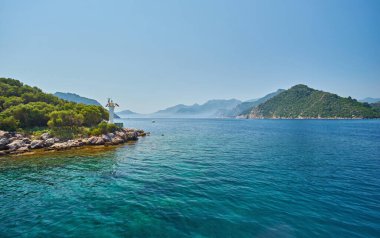 Marmaris, Türkiye 'deki körfezden ayrılan gemi