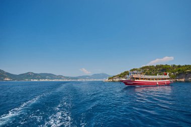Marmaris, Türkiye 'deki körfezden ayrılan gemi