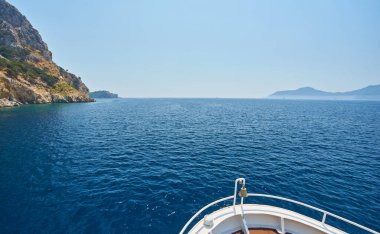 Marmaris Körfezi 'ndeki Rocky Dağı Adaları. Mavi gökyüzü ile deniz manzarası.