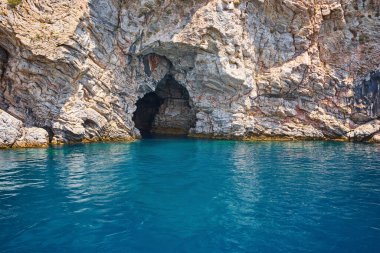 Marmaris yakınlarındaki mavi mağara, Türkiye. Buraya para saçmak isteyenler. Mağaraya tekneyle gidebilirsiniz..