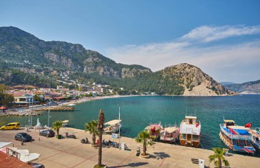 Türkiye 'de Marmaris tatil beldesinin Turunc banliyösü yakınlarındaki Medterranean kıyı şeridi ve yazlık köyü.