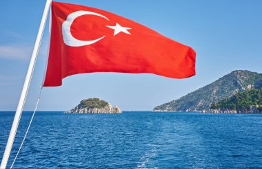 Türkiye 'nin ulusal bayrağı ve Akdamar Adası arka planda, Türkiye