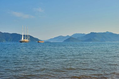 Marmaris Körfezi 'ndeki Rocky Dağı Adaları. Mavi gökyüzü ile deniz manzarası.