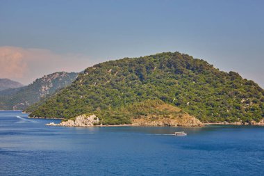 Ege 'de Marmaris yakınlarındaki Kamelya Adası, Mavi Göl ve Kayalık Dağlar Seyahat Tatili, Türkiye