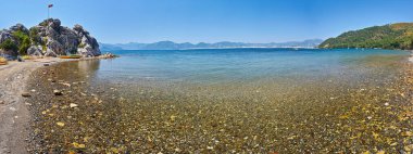 Marmaris Körfezi 'ndeki Rocky Dağı Adaları. Mavi gökyüzü ile deniz manzarası.