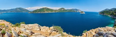 Marmaris, Türkiye 'de tekne, yat, yelkenli ve körfez manzaralı güzel Panoramik Havacılık manzarası. Yat limanında, denizde, şehirde, dağlarda tekneleri olan renkli manzaralar