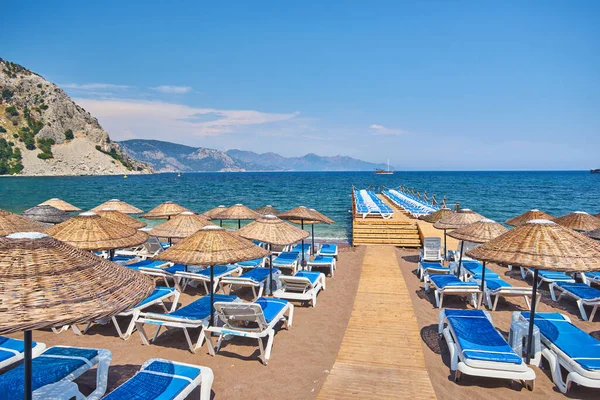 Spiaggia Sabbiosa Senza Persone Con Lettini Ombrelloni Palme Marmaris Turchia — Foto Stock
