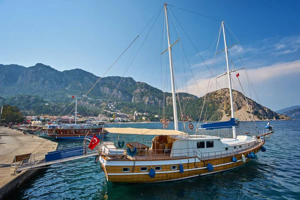 Pequenos Barcos Ancorados Lagoa Azul Mar Egeu Com Ilhas Montanhosas — Fotografia de Stock