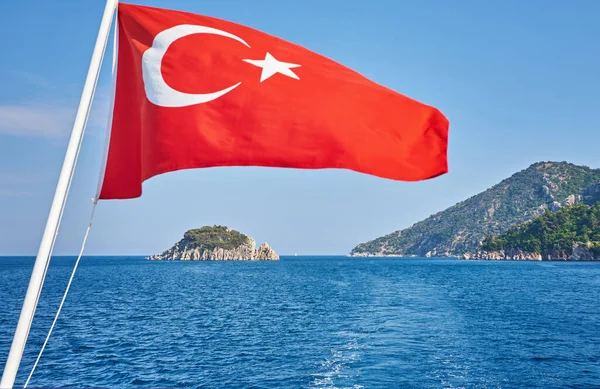 Flaga Narodowa Turcji Wyspą Akdamar Tle Turcja — Zdjęcie stockowe
