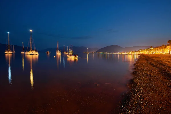 夕暮れ時にトルコのMarmarisの海岸を見下ろす — ストック写真