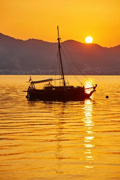 Barco Motor Montaña Solitario Refleja Puesta Sol Mar Tranquilo Marmaris — Foto de Stock