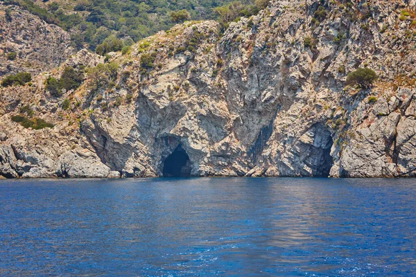 土耳其马尔马里斯附近的蓝色洞穴 那些想把钱扔在这里的人你可以乘船去山洞 — 图库照片