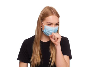 Tıbbi maskeli kadın hasta, öksüren kız, beyaz arka plan, kopyalama alanı