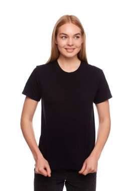 Genç, güzel sarışın kadın, boş siyah tişörtle poz veriyor. Tasarımınız ya da çiziminiz için hazır.