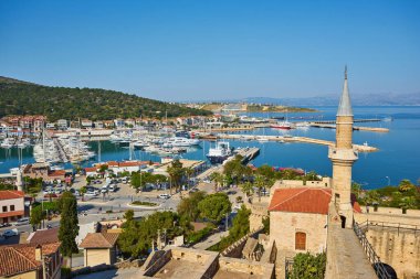 Türkiye 'nin Cesme kentinde liman yatları ve binalar