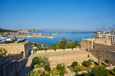 Cesme kalesi Akdeniz 'in Cesme limanında, Türkiye.