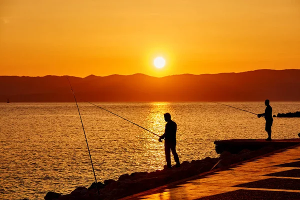 Fisher Hombre Con Caña Pescar Playa Atardecer —  Fotos de Stock