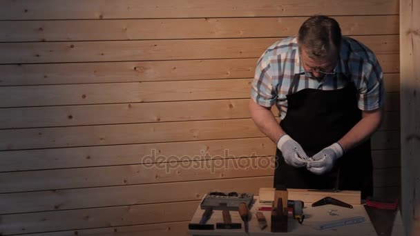 Vezető carpenter húzza meg a csavart — Stock videók