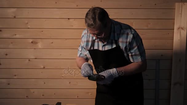 Senior timmerman voorbereidingen voor werken — Stockvideo