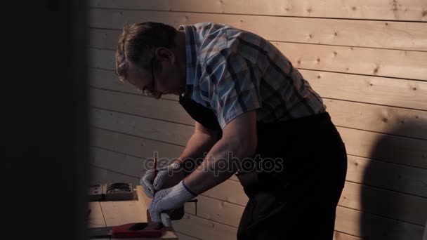 Carpinteiro sênior trabalhando com straightedge — Vídeo de Stock