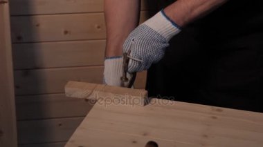 Üst düzey marangoz mengene ile çalışma