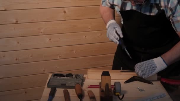 Vezető carpenter húzza meg a csavart — Stock videók