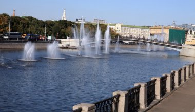 Nehirdeki birçok çeşme