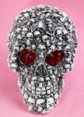 Kafatası baş oyuncak pembe bir arka plan üzerinde